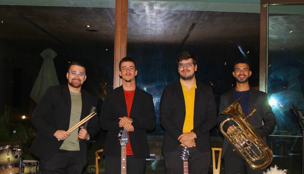 Foto de grupo do agrupamento musical Bossa Kabanna